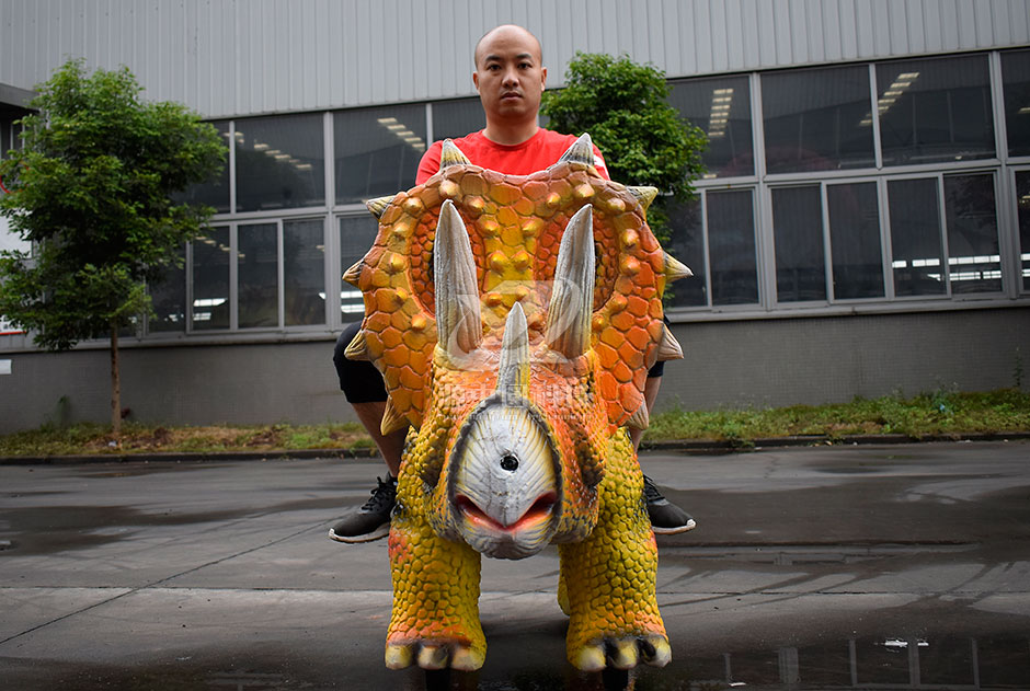 三角龍電瓶車(chē)，商場(chǎng)騎的三角龍，三角龍溜溜車(chē)