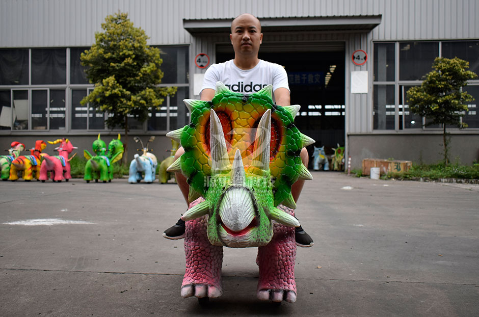 商場騎的三角龍，三角龍童車，廣場三角龍溜溜車