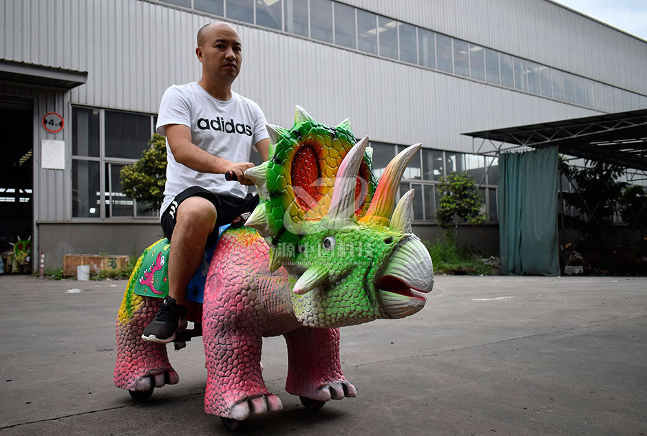 商場騎的三角龍，三角龍童車，廣場三角龍溜溜車